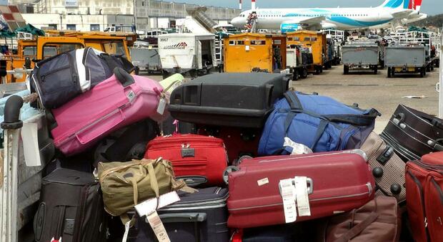 Fiumicino, furti nei bagagli: arrestati due facchini infedeli, puntavano le valigie griffate