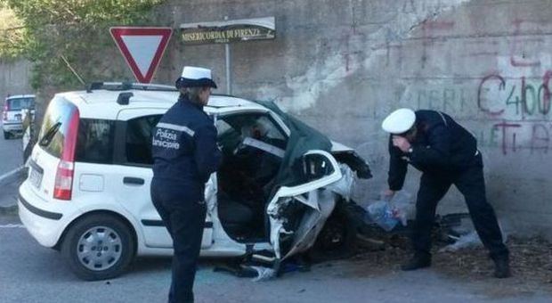 Firenze, coppia di anziani si schianta contro un muro: ipotesi suicidio
