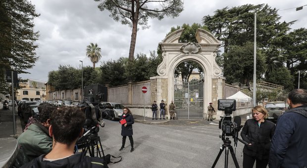 Emanuela Orlandi, silenzi e un’altra donna sparita: i misteri dei custodi del palazzo