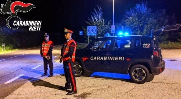 Si ferisce e poi minaccia i carabinieri con un coltello da cucina: giovane denunciato