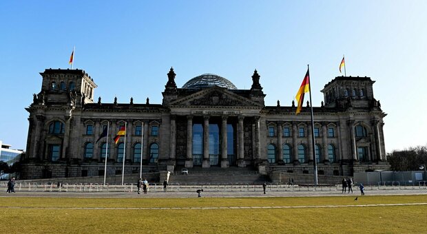 Piano d'attacco al Bundestag, 25 arresti (uno anche in Italia): tra i terroristi politici e una donna russa. «Avevano pianificato un colpo di Stato»