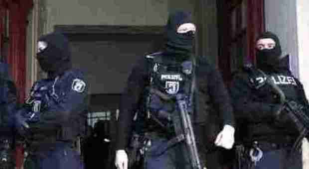 Teerrorismo, arresti a Parigi, Berlino e Liegi: due jihadisti fermati mentre tentavano fuga in Italia