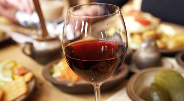 Come scegliere il vino giusto al ristorante? Cinque consigli per fare bella figura