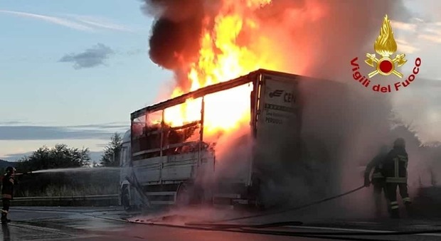 Baronissi, autocarro in fiamme: c'è liquido infiammabile, è doloso