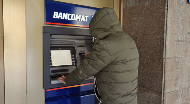Rubano bancomat e documenti da auto e prelevano soldi alla banca e alle Poste