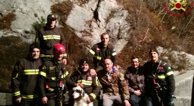 Il cane recuperato e salvato dai vigili del fuoco
