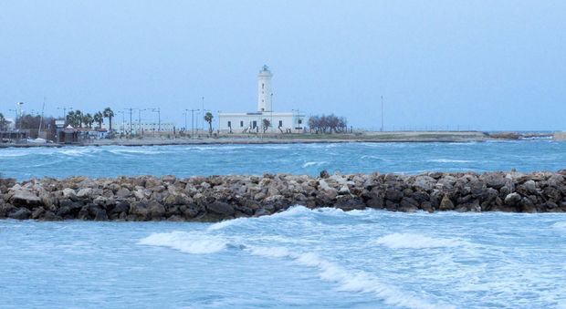 Il mare in tempesta davanti al Faro di San Cataldo