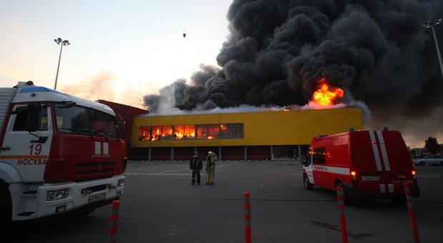 Mosca, fiamme ed esplosioni in centro commerciale: 3mila evacuati