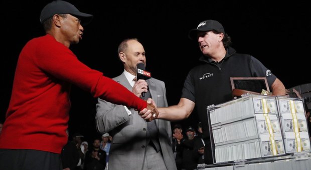 Golf, Mickelson batte Woods nella sfida show di Las Vegas