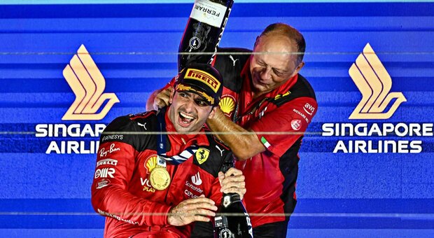 Fran Vasseur festeggia Carlos Sainz sul podio di Singapore