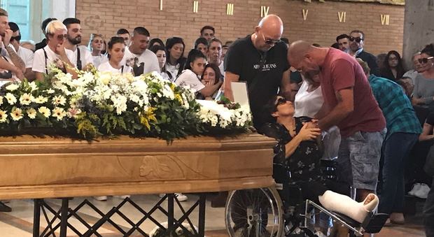 Nettuno, lacrime e poesie ai funerali di Giulia, la 21enne morta in un incidente stradale