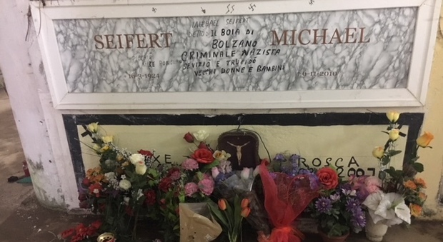 Fiori su tomba di criminale nazista in Campania, l'Anpi: «Va seppellito senza nome»