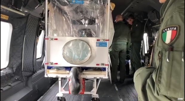 Il trasferimento del paziente con il velivolo dell'Aeronautica militare