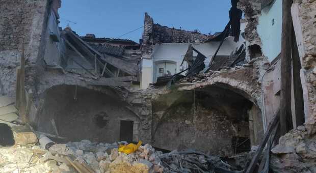 Crolla palazzo a San Pio delle Camere: due operai morti sotto le macerie