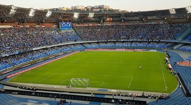 Stadio Maradona di Napoli: denunciati cinque parcheggiatori abusivi, multato un ambulante