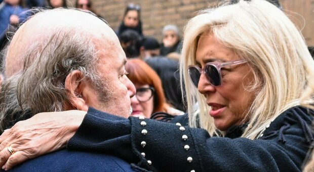 Lucia Zagaria, bagno di folla ai funerali, L'abbraccio tra Lino Banfi e Mara Venier