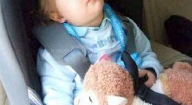 Chiuso nell'auto sotto al sole, bimbo di 11 mesi salvato dalla polizia