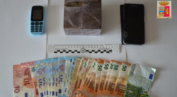 La droga e i contanti sequestrati dalla Polizia di Stato