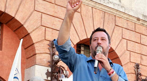Salvini e la lista dei giudici pro-migranti: «Sono contro il governo». Scoppia polemica