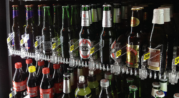 Alcol ai minorenni, trovato a Napoli distributore automatico di drink senza codice fiscale