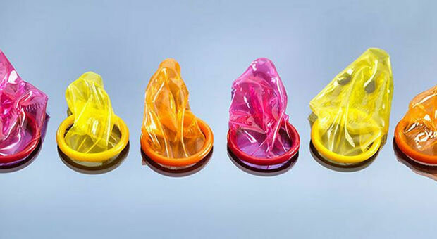 Collaudatori di preservativi cercasi, l'annuncio di lavoro (pagato) per 50 uomini: cosa dovranno fare