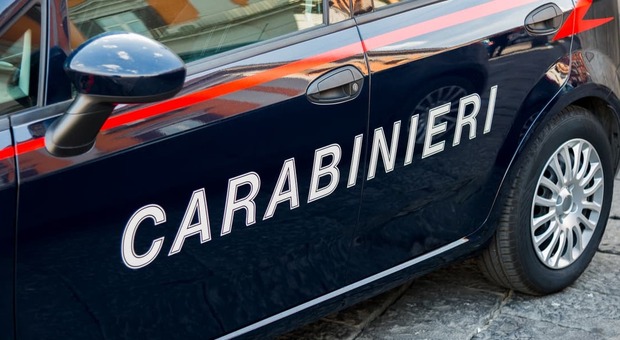 Litiga con la moglie nel bar e la minaccia: un gruppo di studenti chiama i carabinieri. Arrestato 77enne a Lecce