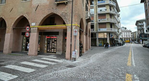 Furto di vestiti da Foot Locker a Treviso, 23enne fermato nella stazione delle corriere della Mom