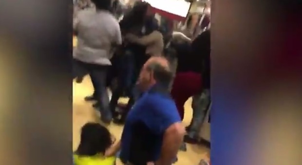 Usa, quando il Black Friday è una lotta: rissa in un centro commerciale per un paio di scarpe