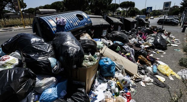 Il governo: pulire Roma in 10 giorni. Raggi-Zingaretti, scambi di accuse
