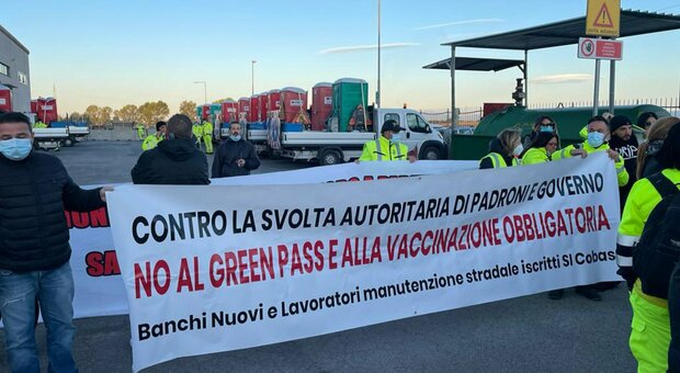 Green pass a Napoli, il corteo dei sindacati di base è un flop: «Il governo revochi l'obbligatorietà»