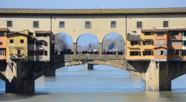 Imbratta Ponte Vecchio con un pennarello: la frase d'amore della turista fa scattare la maxi multa