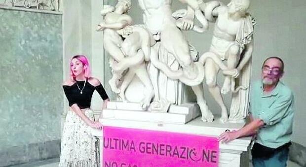 Colla sulla statua in Vaticano, condannati gli eco-vandali: 9 mesi e multa di 1500 euro (oltre a 28mila euro di danni)
