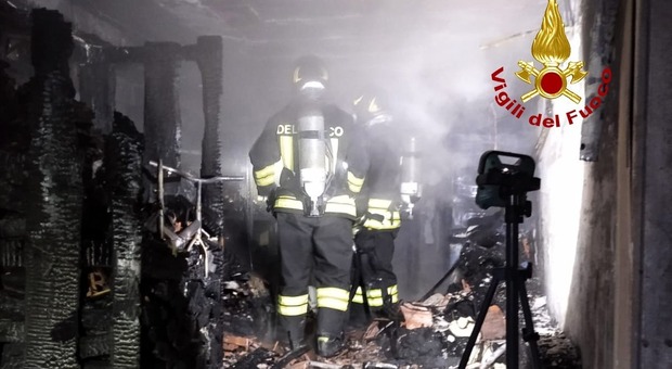 L'asciugatrice prende fuoco e le fiamme si estendono a tutto il garage: quattro persone intossicate. Evacuata la palazzina