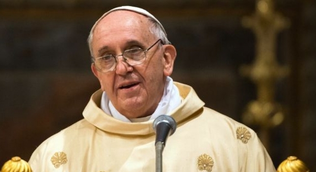 Le ferie di Papa Bergoglio: aria condizionata, cene con gli amici argentini e nozze dei dipendenti
