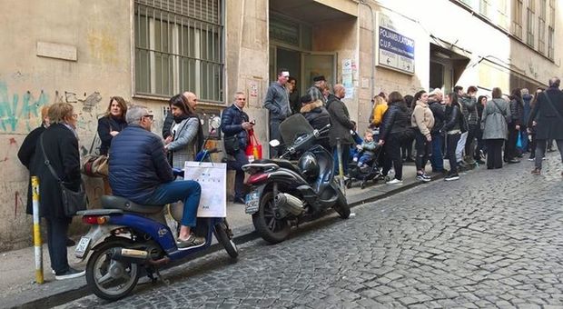 Policlinico Napoli, bimbo in fila per ore al Cup colto da crisi epilettica