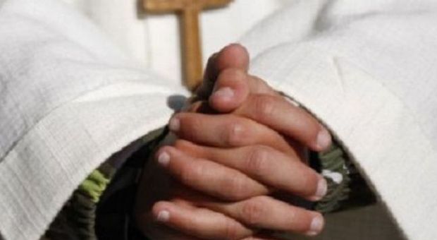 Parroco espone "tariffario" per i sacramenti, i fedeli scrivono al Papa