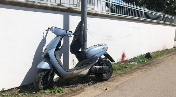 Con lo scooter contro un muro: muore 58enne