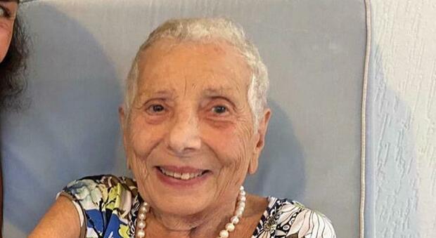 «Mia suocera Flora, 93 anni in sedia a rotelle alla Mostra mandata a casa senza vaccino»