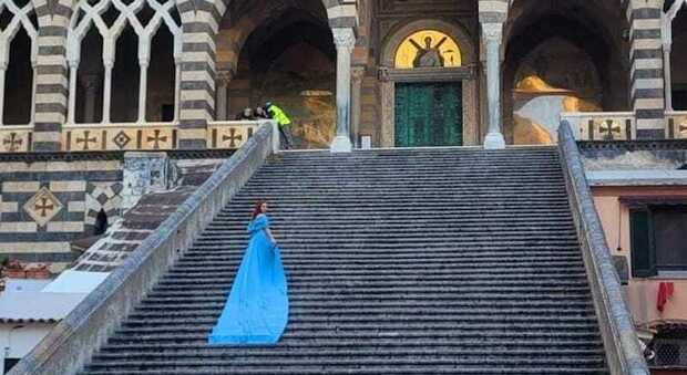 Modella in abito da sposa azzurro: ad Amalfi shooting mattutino sulle scale del Duomo