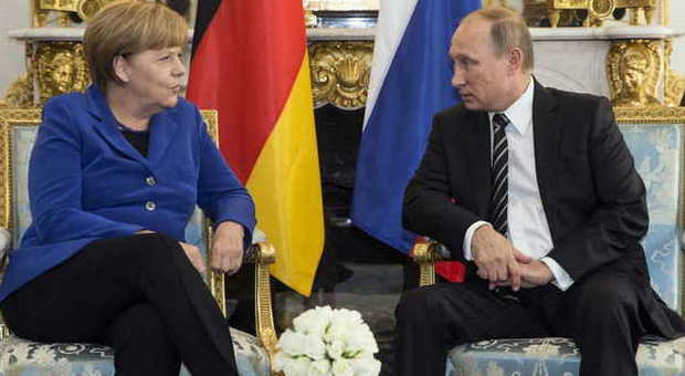 Putin scrive alla Merkel: «Evitiamo l'allontanamento dei nostri due Paesi»