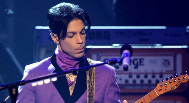 Giallo sulla morte di Prince: escluso il suicidio si indaga sul malore in volo e i farmaci
