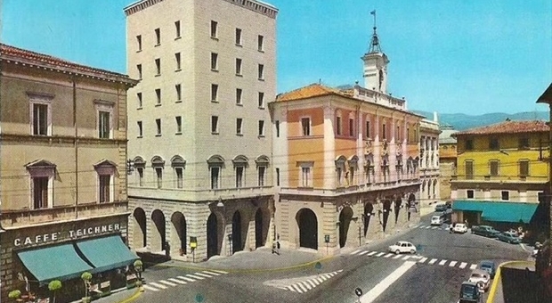Cartoliberia Centrale e Grassi abbigliamento: piazza Vittorio Emanuele è la loro roccaforte