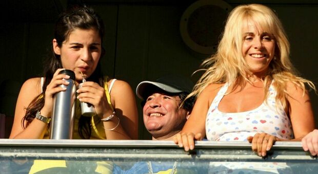 Maradona con la figlia Gianinna e la moglie Claudia allo stadio del Boca Juniors