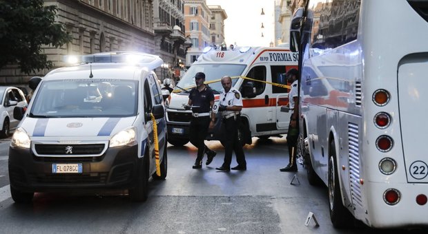 Roma, investita e uccisa dal bus, autista indagato per omicidio stradale: «Guidava a una velocità inadeguata»
