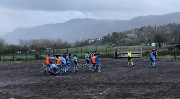 La gioia dei giocatori del Valle del Peschiera al termine del match (Foto Passaro)
