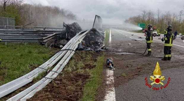 Ferrari si schianta in autostrada e prende fuoco: due morti sulla Ivrea-Santhia