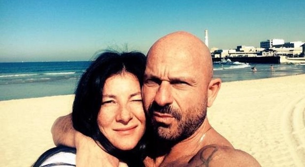 Daniela Shualy, morta la moglie di Raiz degli Almamegretta e Don Salvatore Ricci in "Mare Fuori": «Siamo sconvolti»