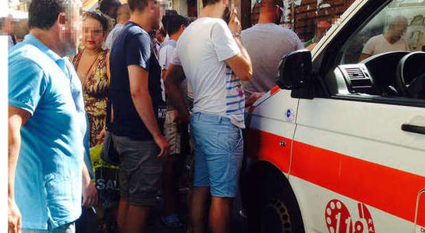 Ambulanza bloccata da traffico e bancarelle: sessantenne muore d'infarto in strada