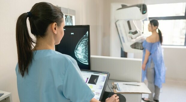 Tumore al seno, all'80% delle donne che ne soffre non serve la chemioterapia: come individuare le altre con i test genici