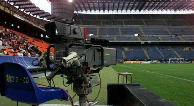 Calcio, Europei e diritti tv per salvare l'Italia del pallone con oltre 5 miliardi di debiti